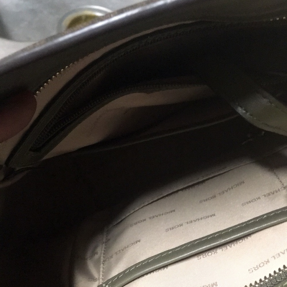 Michaels Kor. MK signature bag - Picture 2 of 3